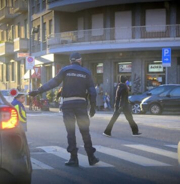 Jakie są różnice między pracą ochroniarza a funkcjonariuszem służb mundurowych?