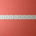 Białe klawisze z napisem PASSWORD na koralowym tle