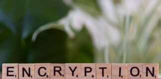 Nowe standardy szyfrowania po erze komputerów kwantowych: co planuje branża bezpieczeństwa Drewniane klocki z napisem encryption symbolizujące bezpieczeństwo danych