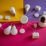 Inteligentne żarówki i gniazdka smart home na kolorowym tle