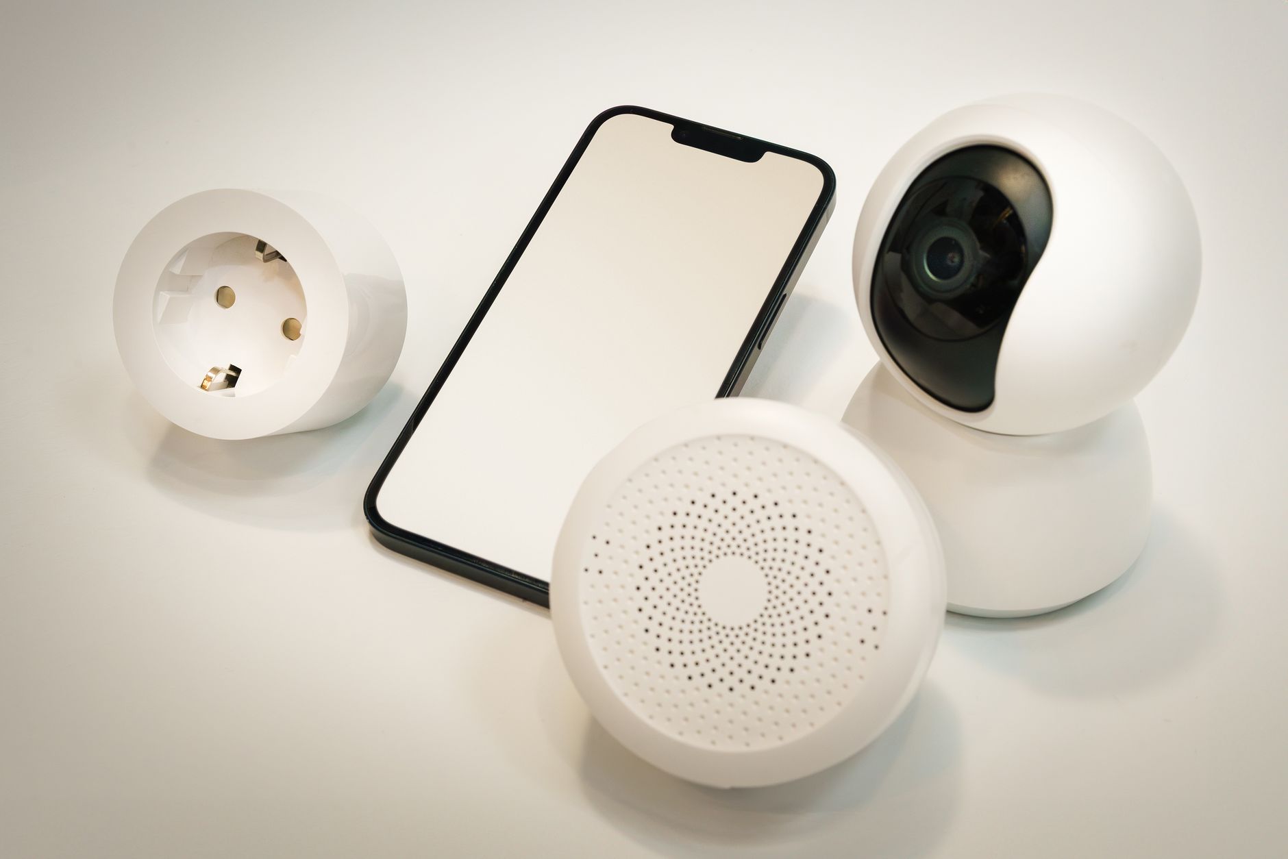 Zestaw urządzeń smart home z wyświetlaczem smartfona zabezpieczającego dom