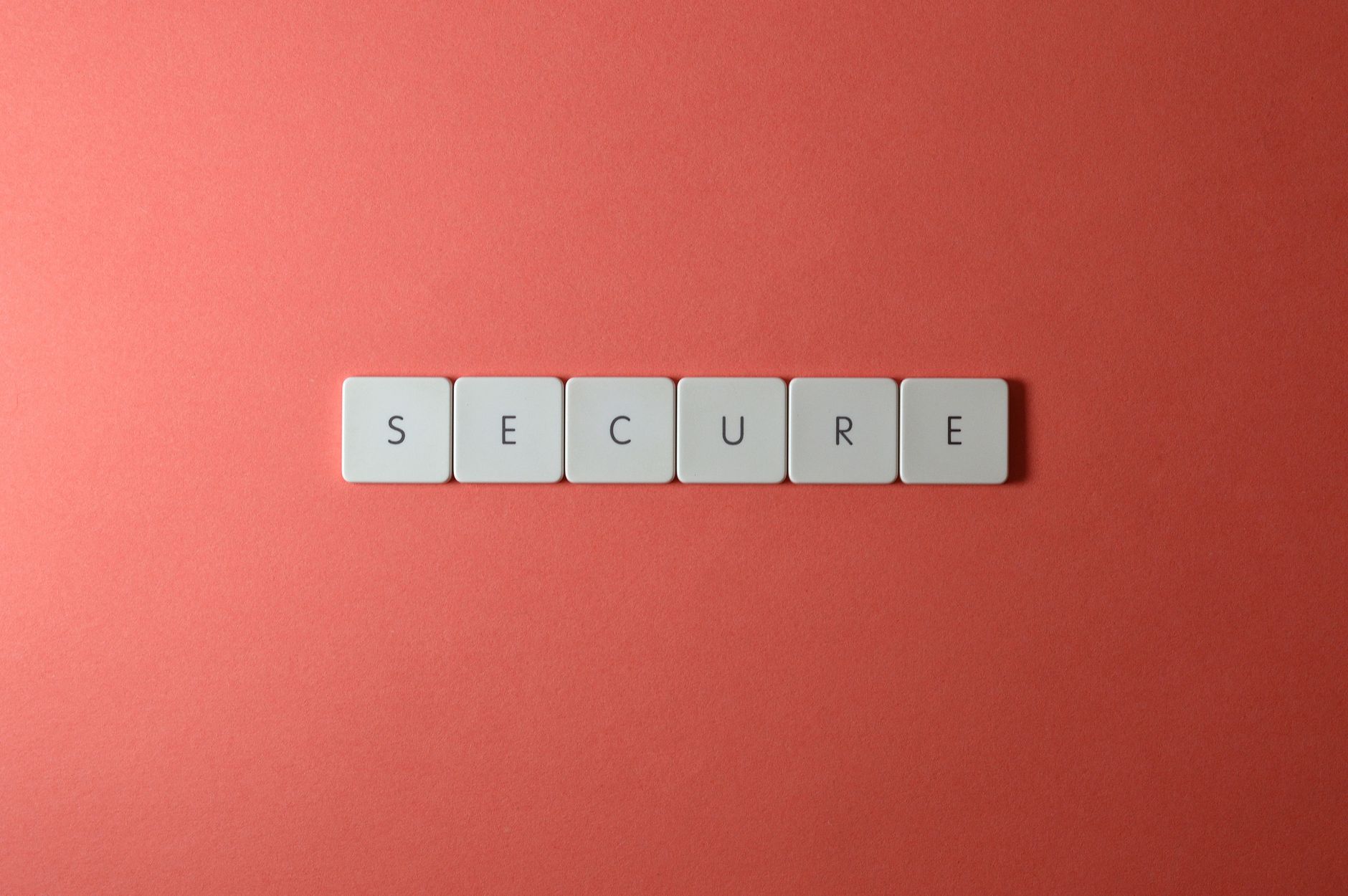 Napisy secure ułożone z płytek na czerwonym tle