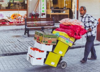 Jak wygląda codzienne życie w Zjednoczonych Emiratach Arabskich oczami mieszkańców Sprzedawca uliczny w Dubaju wiezie na wózku świeże owoce i warzywa