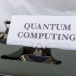 Stara maszyna do pisania z kartką z napisem Quantum Computing