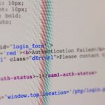Zbliżenie ekranu z kodem HTML i PHP oraz danymi formularza logowania