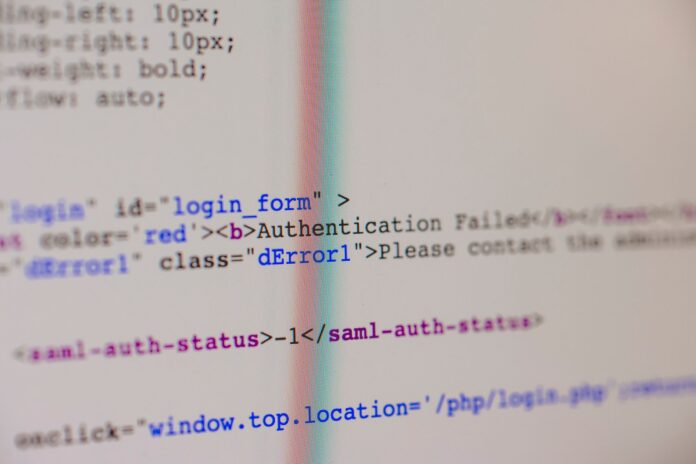 Zbliżenie ekranu z kodem HTML i PHP oraz danymi formularza logowania