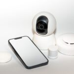 Zestaw urządzeń smart home z wyświetlaczem smartfona zabezpieczającego dom