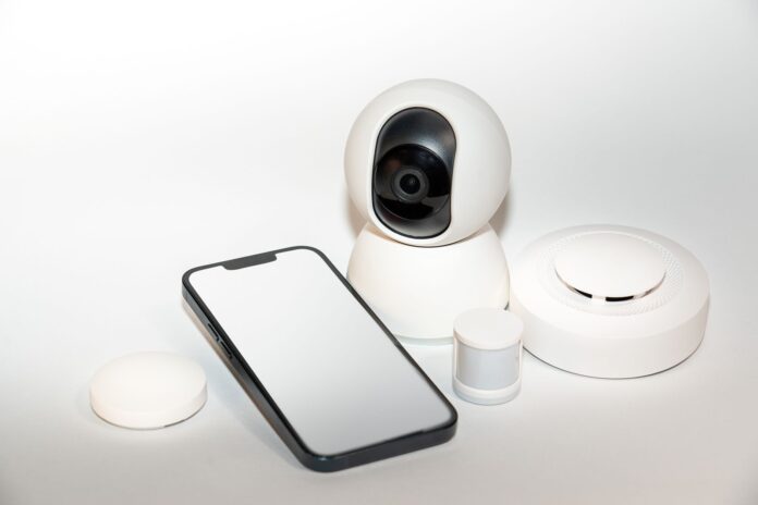 Zestaw urządzeń smart home z wyświetlaczem smartfona zabezpieczającego dom Zestaw urządzeń smart home z wyświetlaczem smartfona zabezpieczającego dom