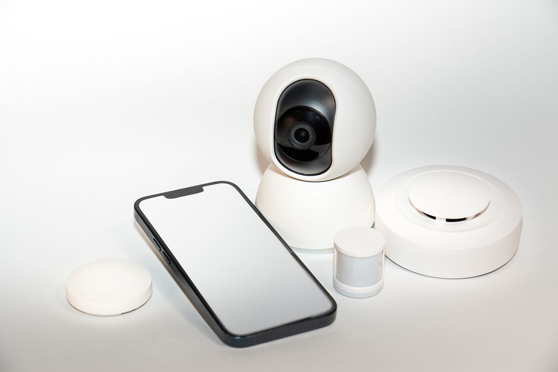 Zestaw urządzeń smart home z wyświetlaczem smartfona zabezpieczającego dom