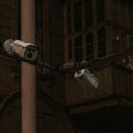 Kamery monitoringu ulicznego na słupie w centrum miasta