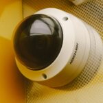 Nowoczesna kamera monitoringu audio w biurze jako element systemu ochrony