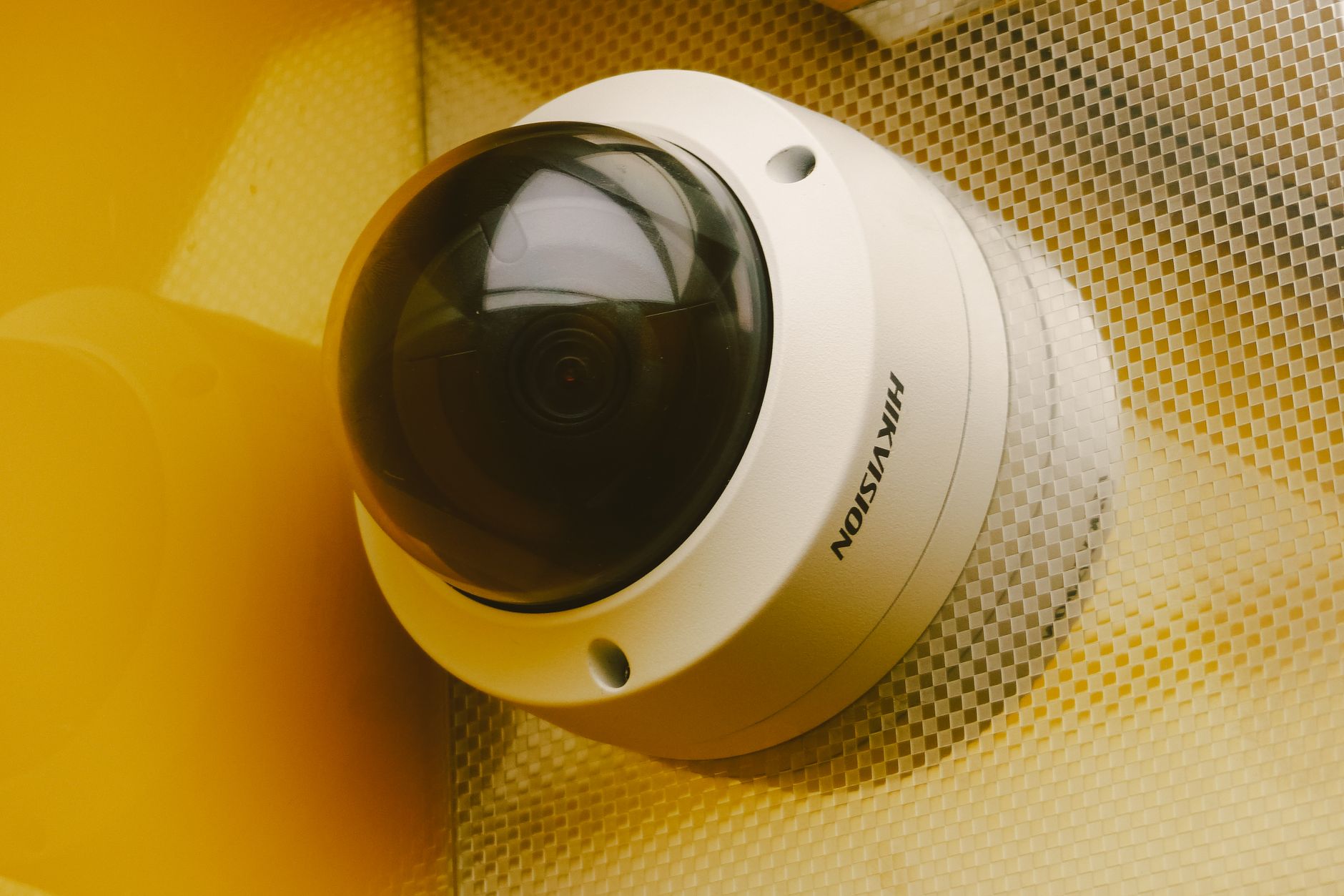 Nowoczesna kamera monitoringu audio w biurze jako element systemu ochrony