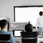Zespół omawia cyberbezpieczeństwo podczas prezentacji w nowoczesnym biurze