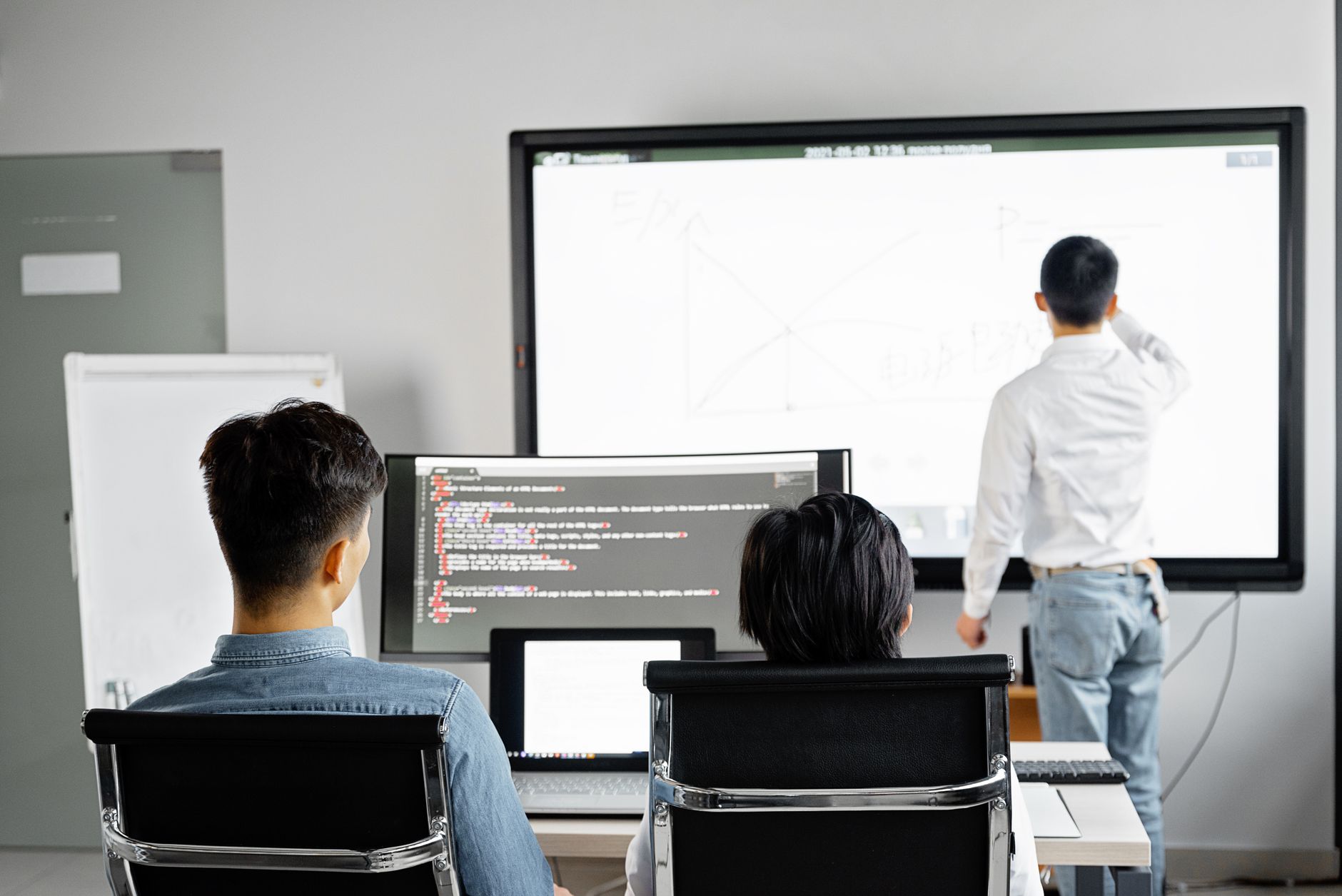 Zespół omawia cyberbezpieczeństwo podczas prezentacji w nowoczesnym biurze