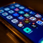 Ekran smartfona z ikonami komunikatorów i liczbą nowych powiadomień