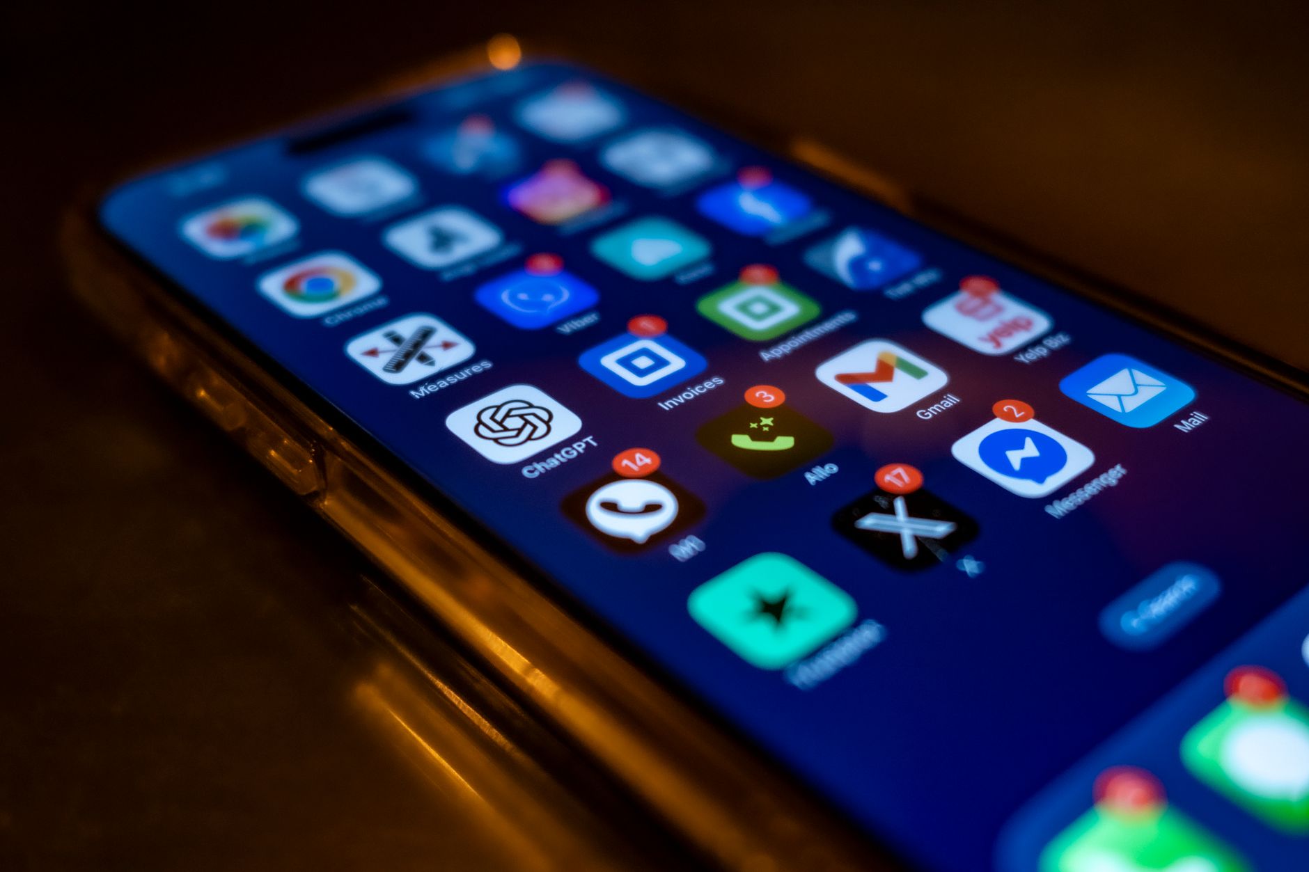 Ekran smartfona z ikonami komunikatorów i liczbą nowych powiadomień