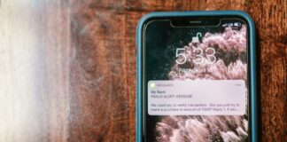 Messenger, WhatsApp, Signal: który komunikator jest naprawdę najbezpieczniejszy dla Twoich rozmów Smartfon na drewnianym stole z powiadomieniem o próbie oszustwa