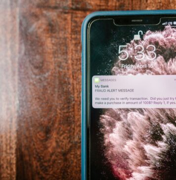 Messenger, WhatsApp, Signal: który komunikator jest naprawdę najbezpieczniejszy dla Twoich rozmów Smartfon na drewnianym stole z powiadomieniem o próbie oszustwa