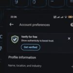 Zbliżenie ekranu smartfona z alertem weryfikacji konta