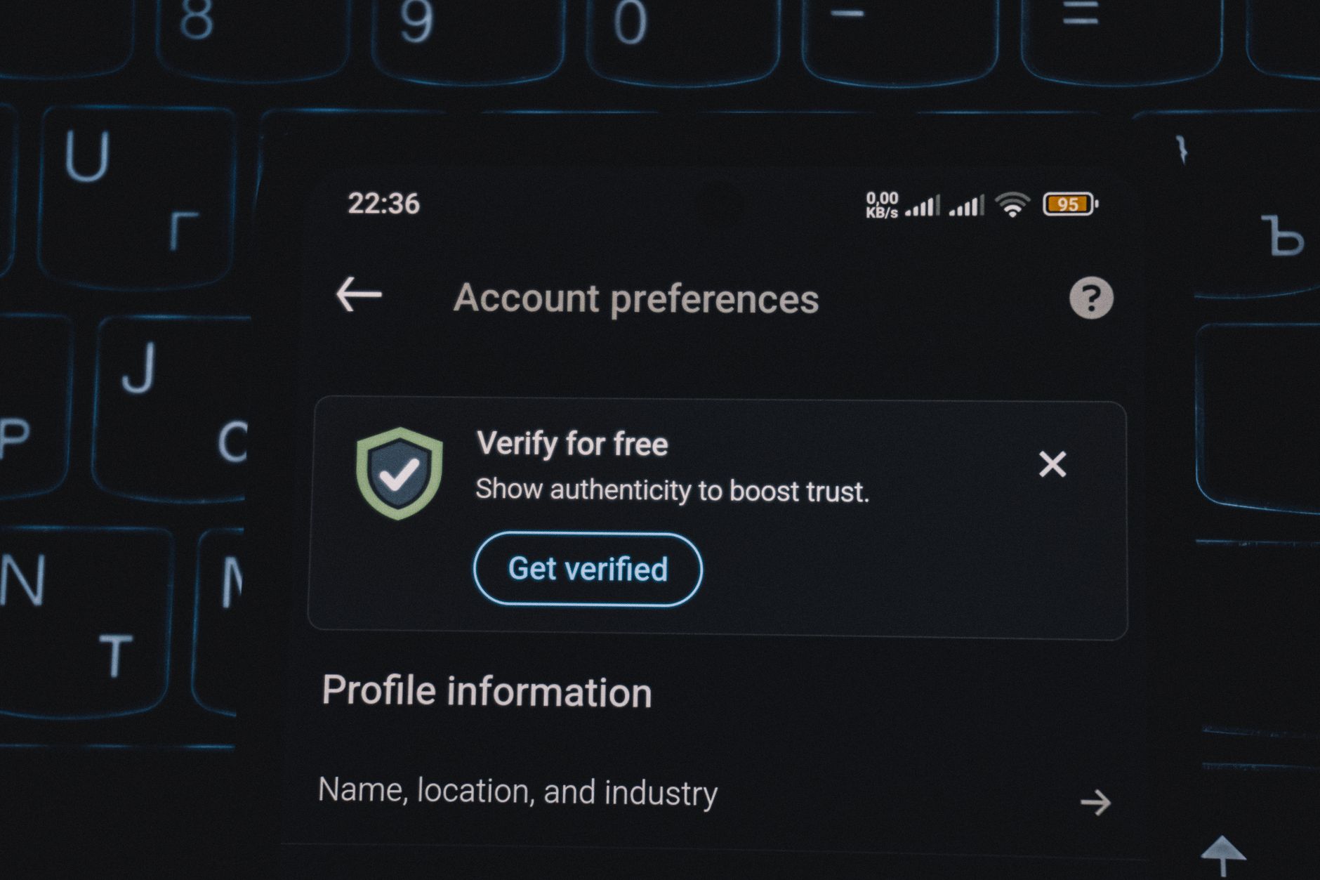 Zbliżenie ekranu smartfona z alertem weryfikacji konta